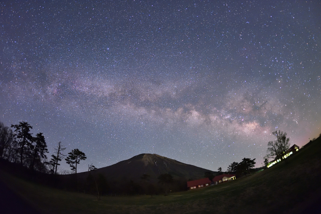 昇る夏の天の川と大山