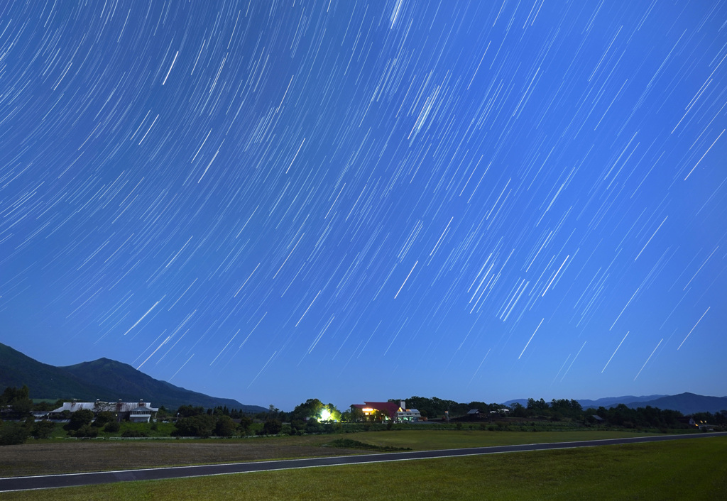 蒜山高原に昇る冬の星座