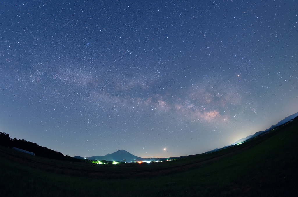 大山に昇る夏の天の川