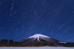 雪の大山と昇る春の星座