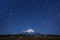 雪の大山と昇る春の星座