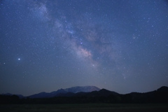 大山に昇る夏の天の川