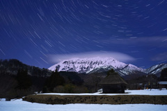 月夜の大山と御机茅葺小屋