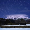 月夜の大山と御机茅葺小屋