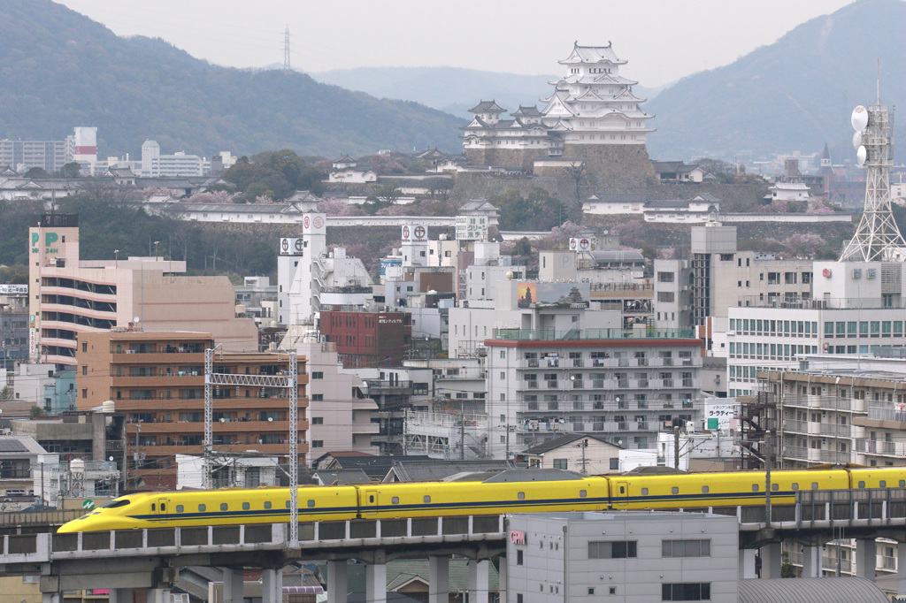 15 4 9姫路城とドクターイエロー By Hm777 Id 写真共有サイト Photohito