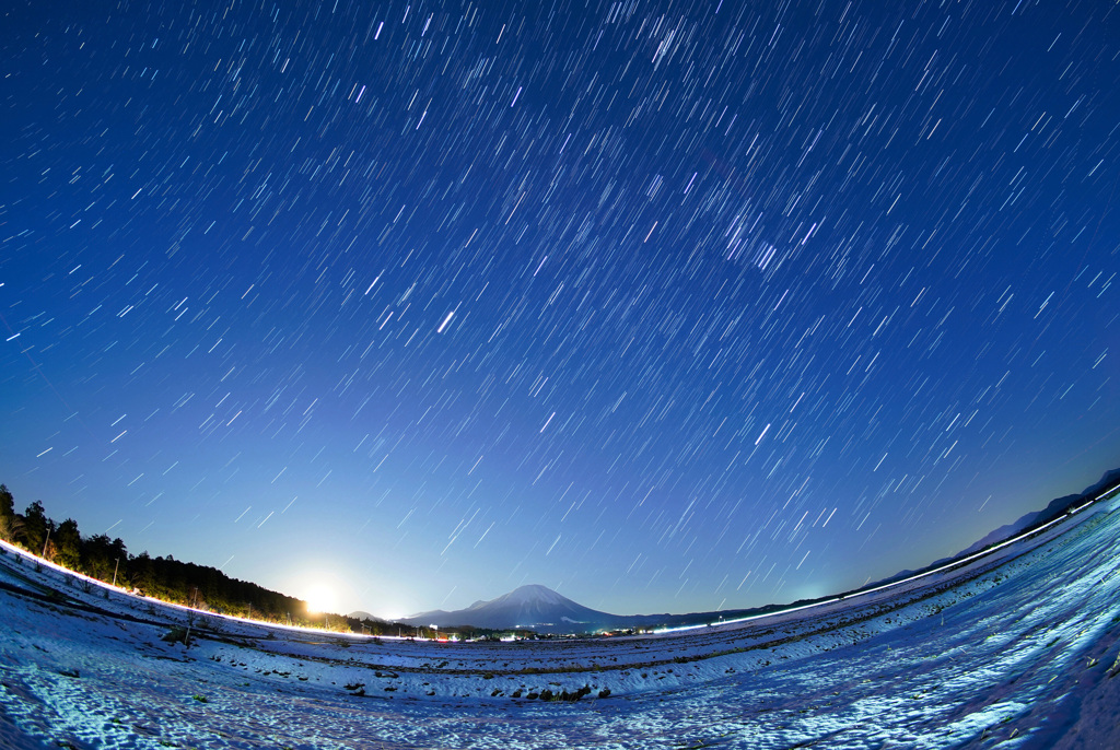 月の出の大山と冬の大三角