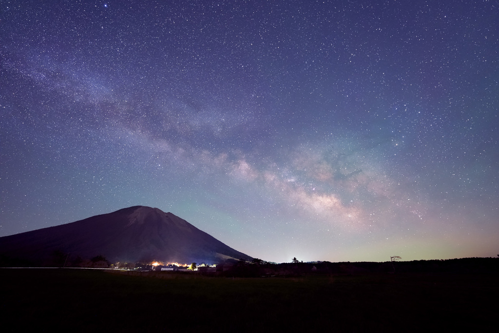 大山と昇る天の川