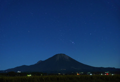 大山に昇るオリオン座