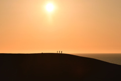 夕日の砂丘の丘