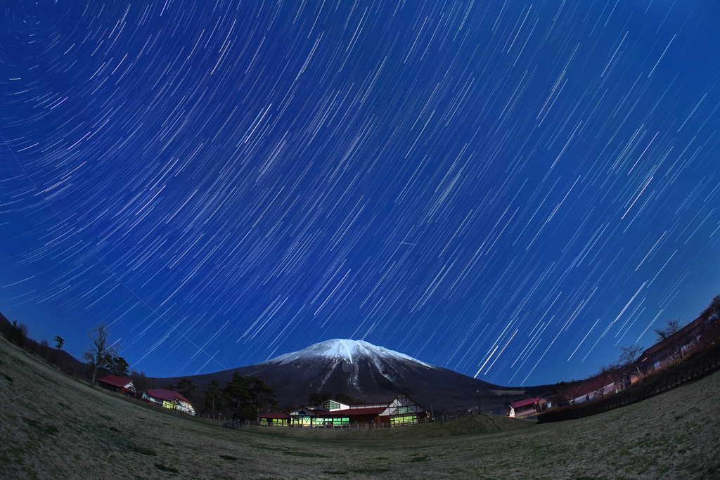 月夜の大山まきばみるくの里