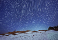 雪の砂丘に昇る春の星座