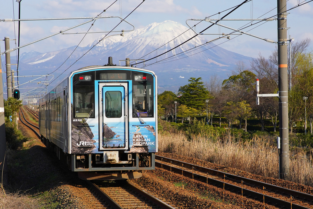 雪の大山と快速列車