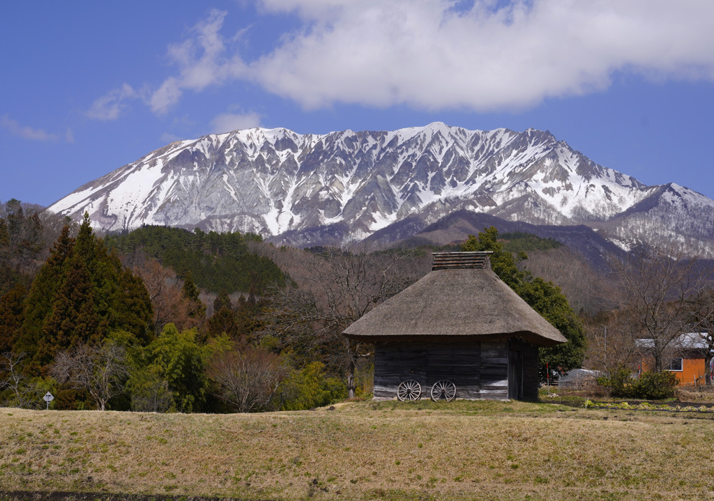 大山と御机茅葺小屋