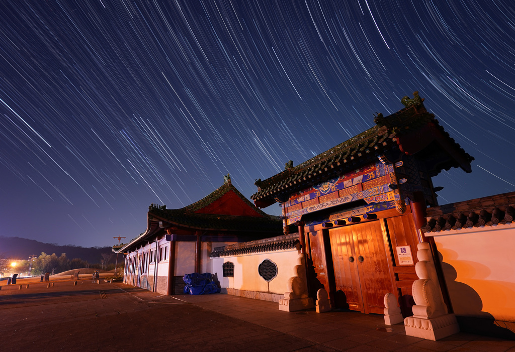 燕趙園に沈むオリオン座と冬の星座
