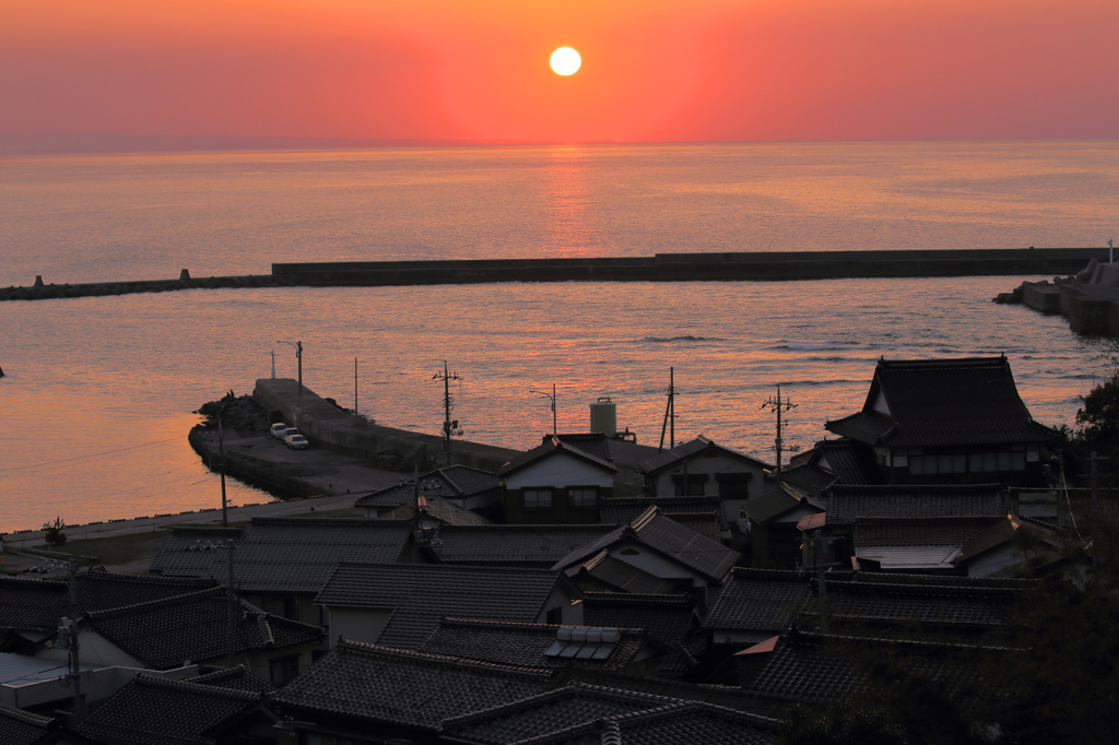 夕暮れの泊漁港