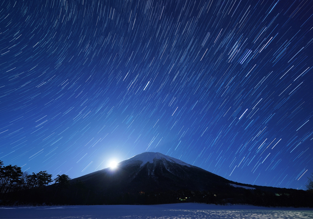 月の出の大山と冬の大三角