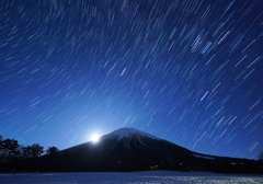 月の出の大山と冬の大三角