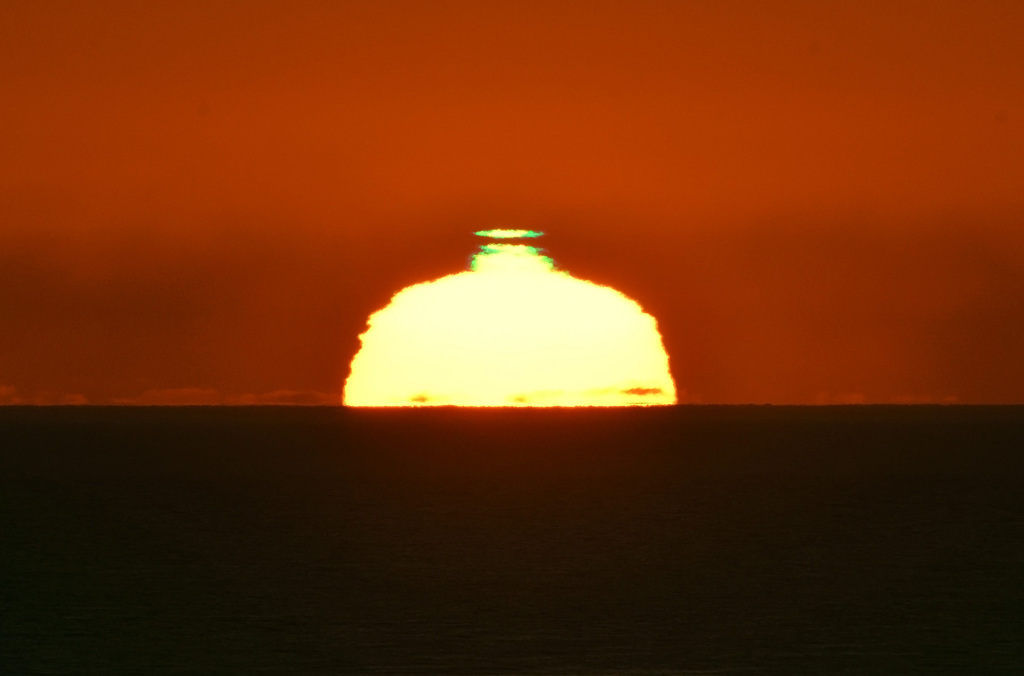 日本海に昇るダルマ朝日