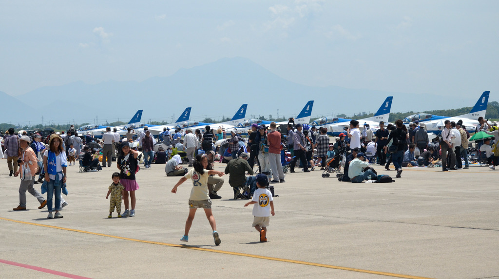 ブルーインパルス前の会場風景