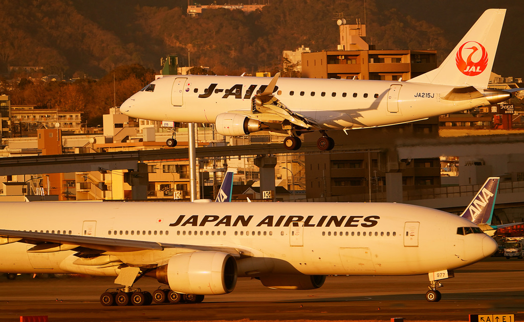 夕日のJ-AIRとB777