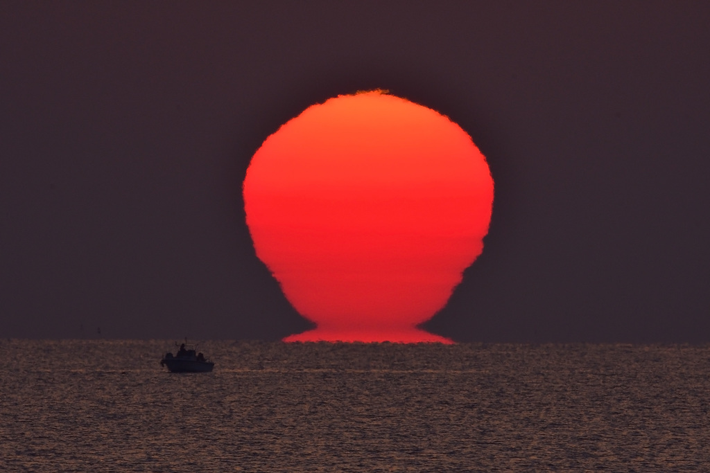 日本海に昇るダルマ朝日