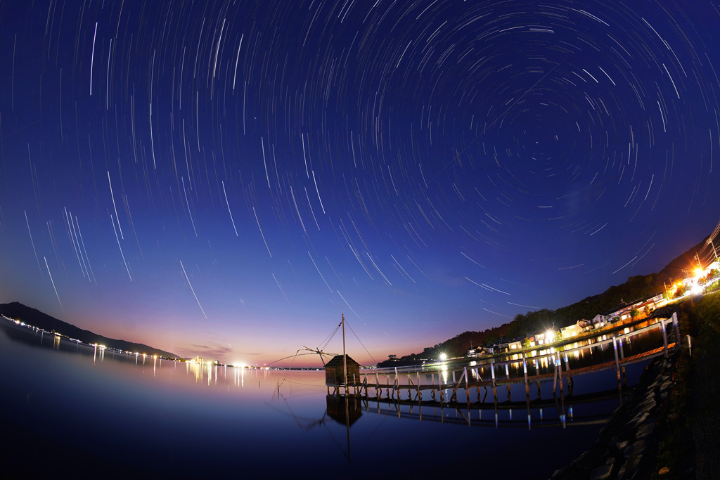 黄昏の東郷湖に沈む秋から冬の星座