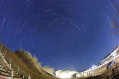 砂丘入り口に昇る北斗七星