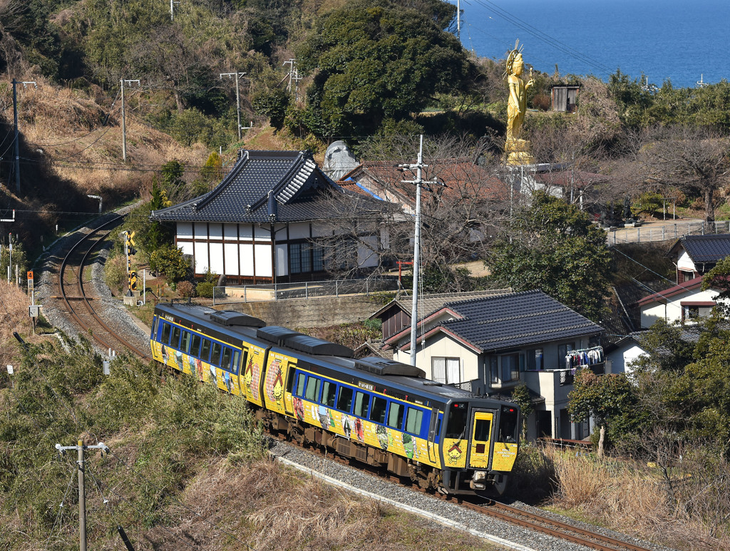 黄金仏とスーパーまつかぜ（しまねっこ）