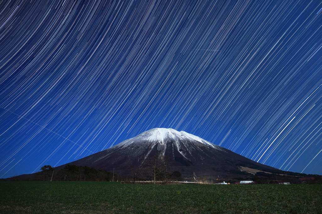 残雪の大山星景色