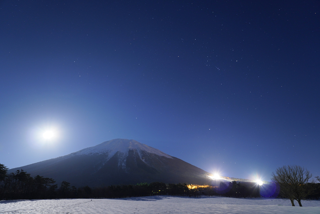 月夜の大山と昇る冬の大三角