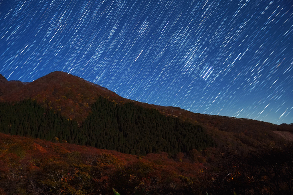 紅葉の山に昇るオリオン座