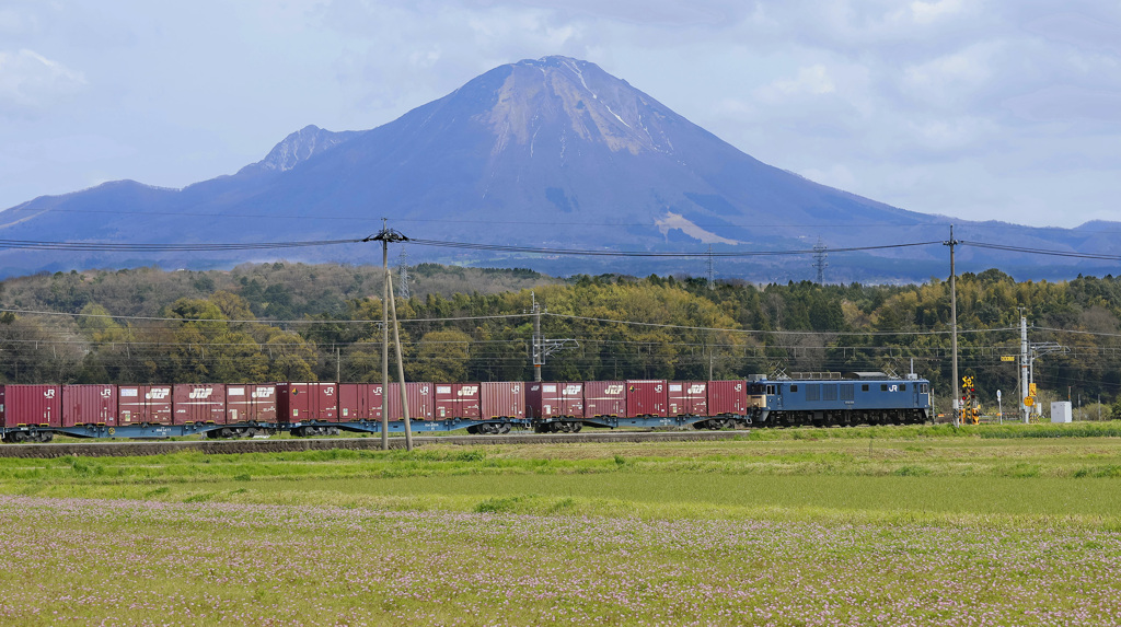 大山と国鉄EF64形