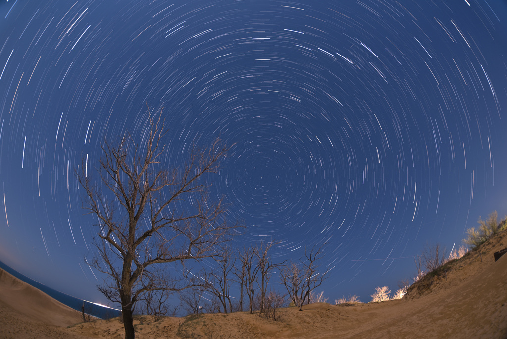 砂丘を巡る北斗七星