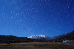 月夜の大山と沈むカシオペア座