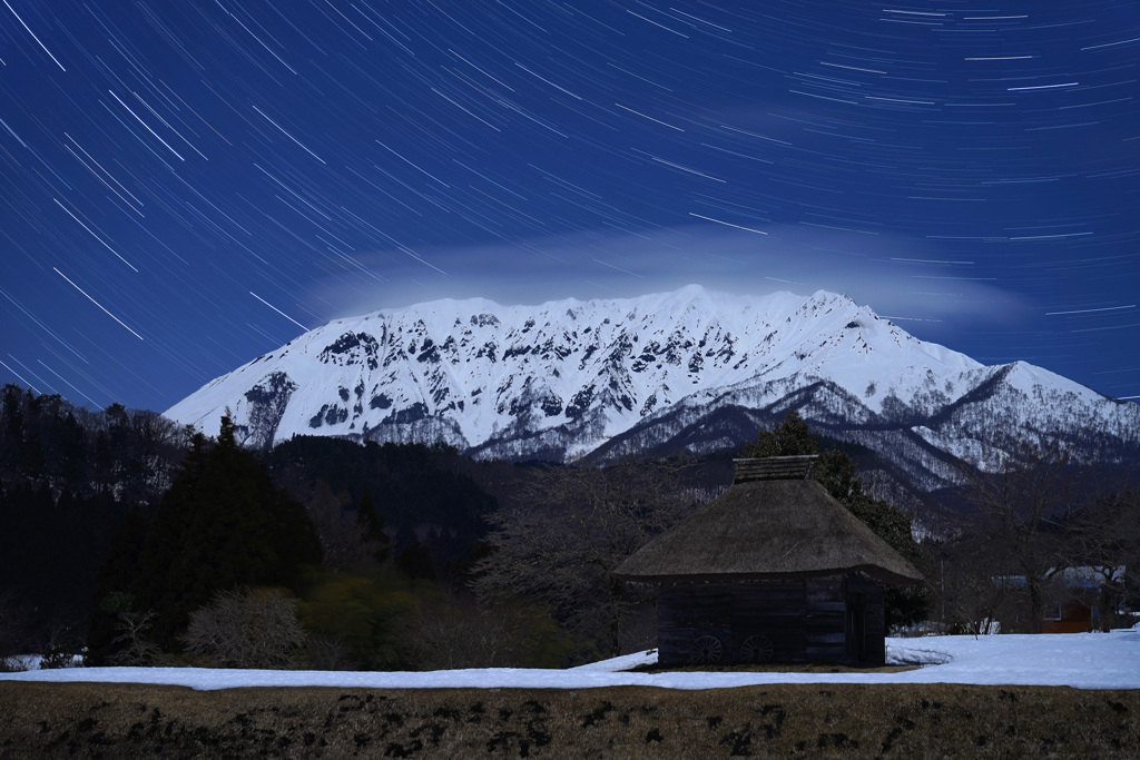 月夜の大山と御机茅葺小屋