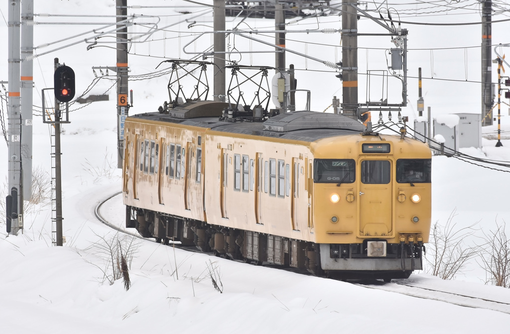 雪の伯備線