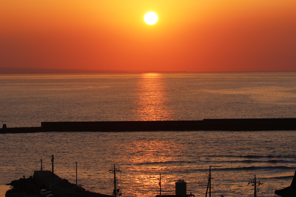 夕暮れの泊漁港