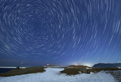 雪の砂丘と昇る北斗七星