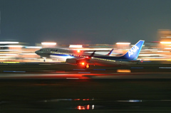 夜の伊丹空港