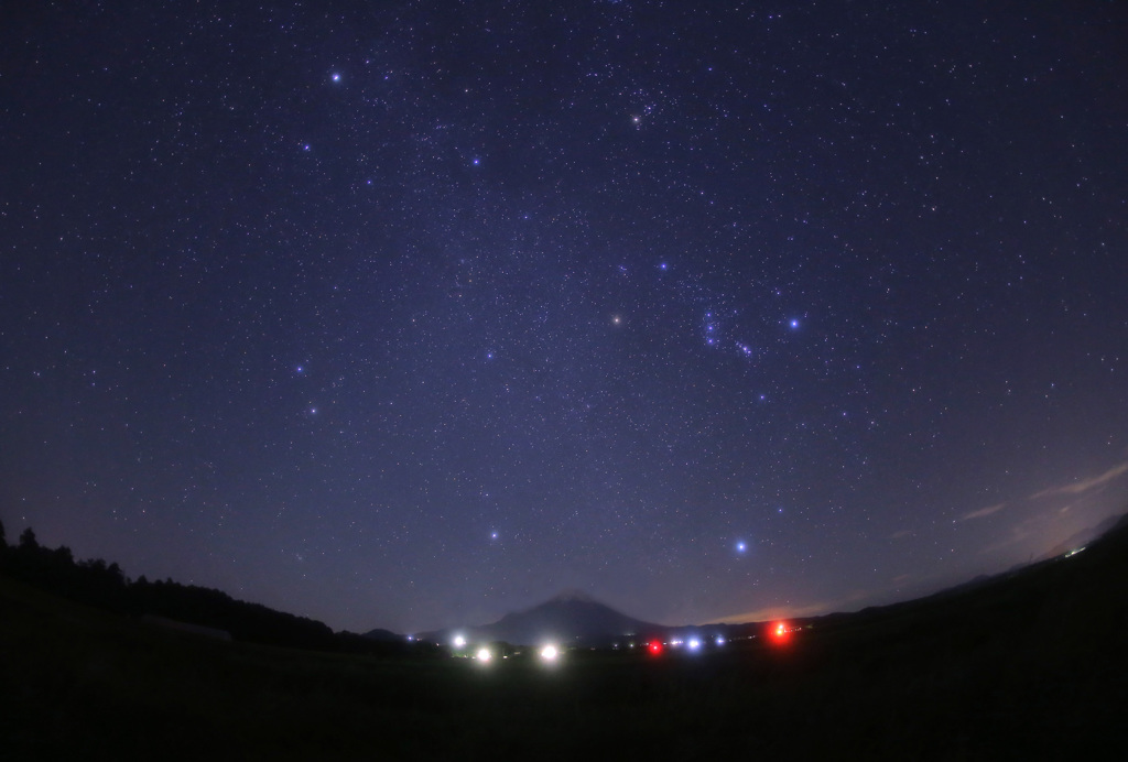 大山と昇る冬の星座