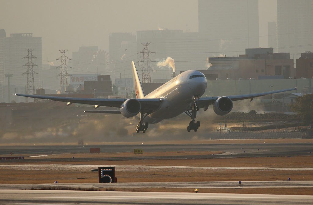 夜明けの伊丹空港