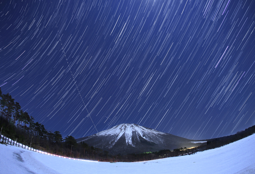 大山に昇る春の星座
