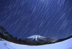 大山に昇る春の星座