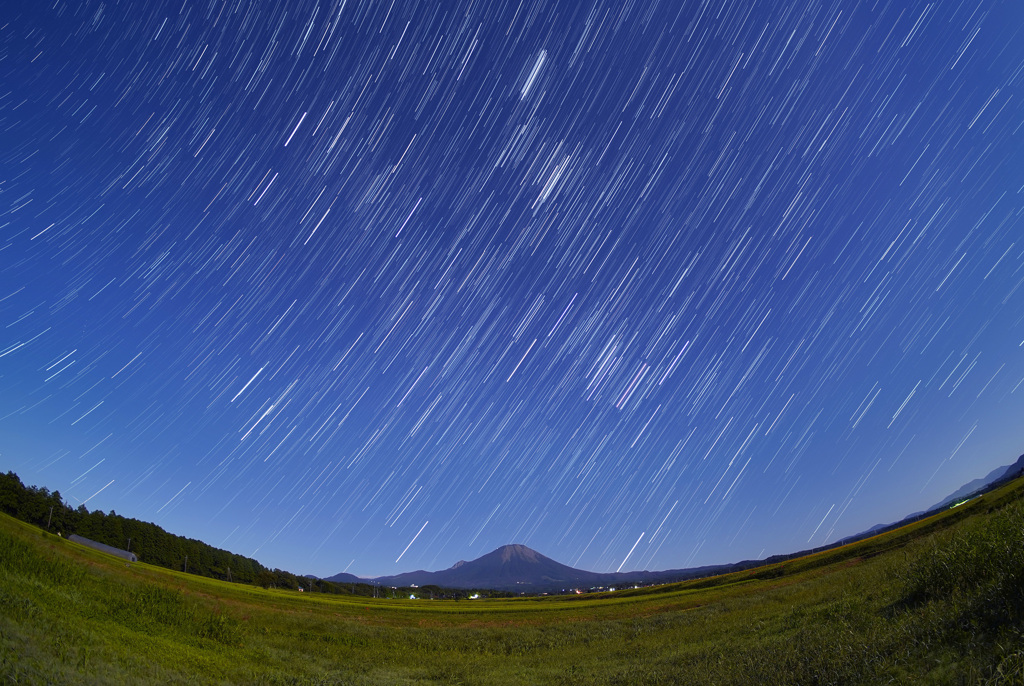 大山に昇る冬の星座