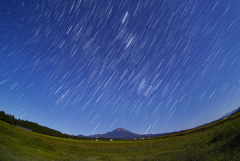 大山に昇る冬の星座