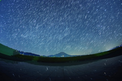 大山に昇る夏の星座