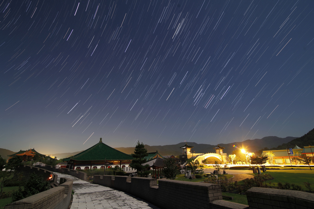 燕趙園と昇る冬の星座