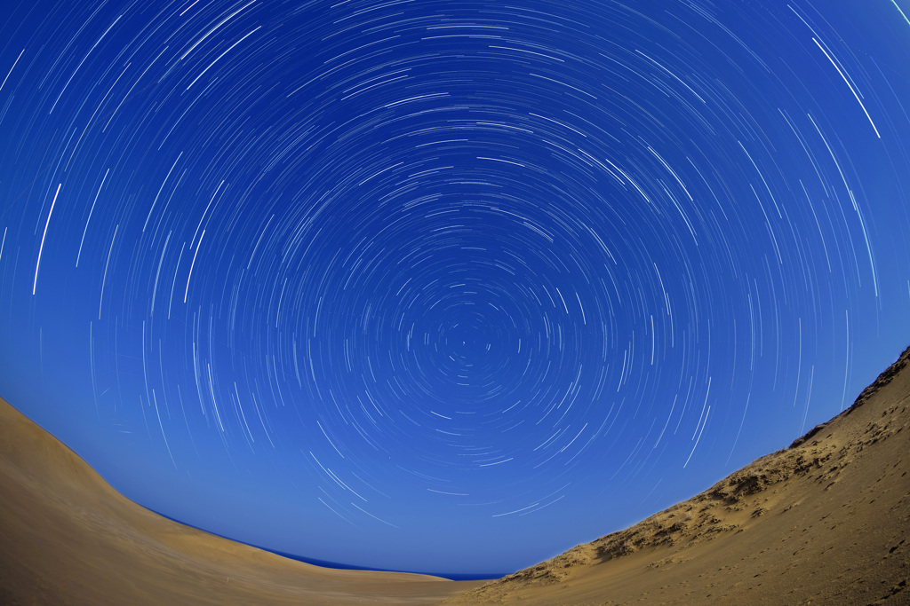 月夜の砂丘と巡る北天の星座
