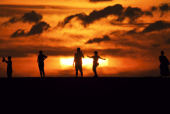 夕日の丘の人々