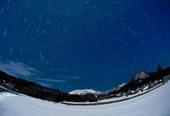 冬の奥大山の里と昇る北斗七星